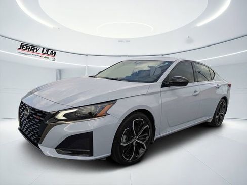 Used 2024 Nissan Altima 2.5 SR w/ SR Premium Package FWD image 7