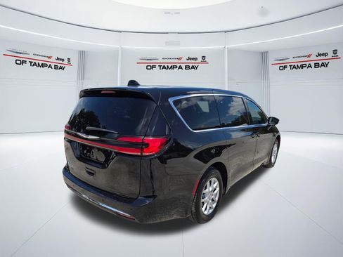 Used 2025 Chrysler Pacifica Select FWD image 6