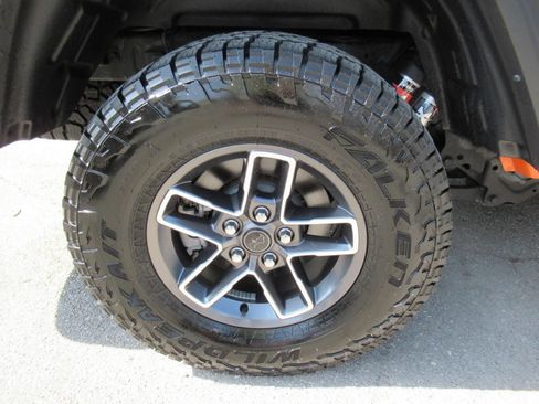 Certified 2025 Jeep Gladiator Mojave w/ Convenience Group AWD/4WD image 9