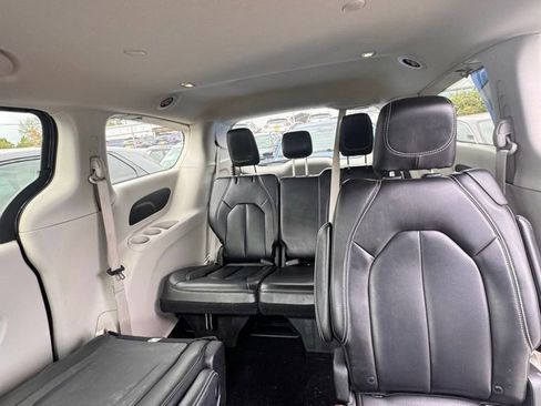 Used 2023 Chrysler Pacifica Touring-L image 9