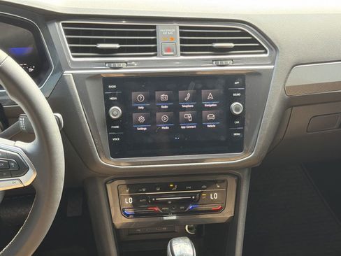 Used 2024 Volkswagen Tiguan SE image 29