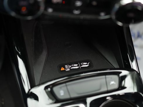 Used 2025 Chevrolet Trax RS w/ Sunroof Package FWD image 16