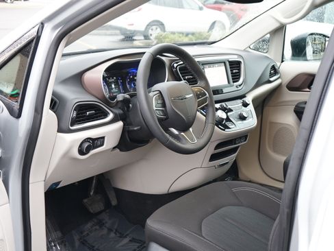 Used 2024 Chrysler Voyager LX image 9