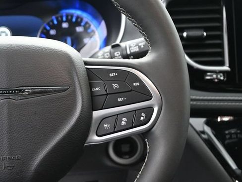 Used 2026 Chrysler Pacifica Limited FWD image 32