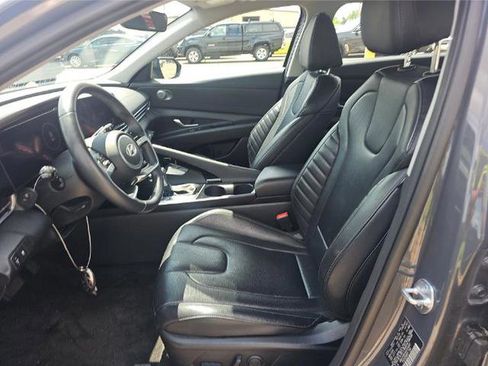 Used 2025 Hyundai Elantra Limited FWD image 6