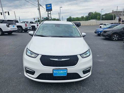 Used 2023 Chrysler Pacifica Touring-L FWD image 3