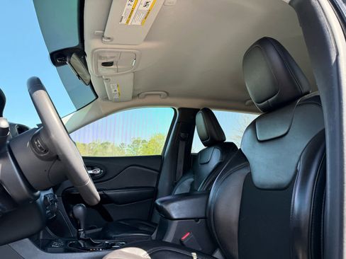 Used 2020 Jeep Cherokee Latitude Plus image 23