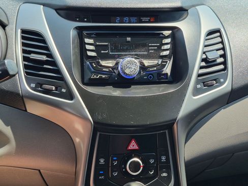 Used 2015 Hyundai Elantra SE FWD image 32