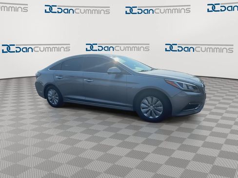 Used 2017 Hyundai Sonata SE FWD image 2