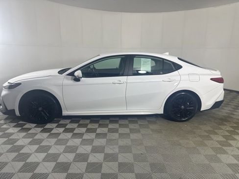 Used 2025 Toyota Camry SE FWD image 3