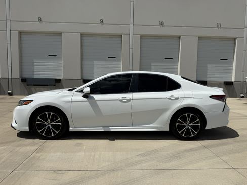Used 2018 Toyota Camry SE FWD image 4