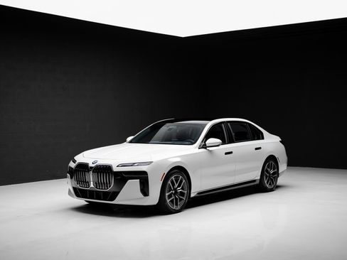 Used 2026 BMW 740i RWD image 4