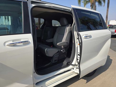 Used 2021 Toyota Sienna XLE AWD/4WD image 19