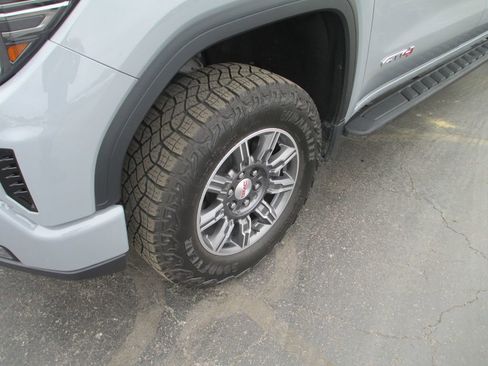 Used 2024 GMC Sierra 1500 AT4 w/ Technology Package AWD/4WD image 13