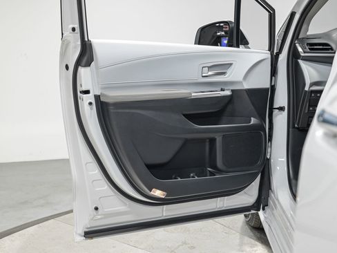 Used 2026 Toyota Sienna XLE image 12
