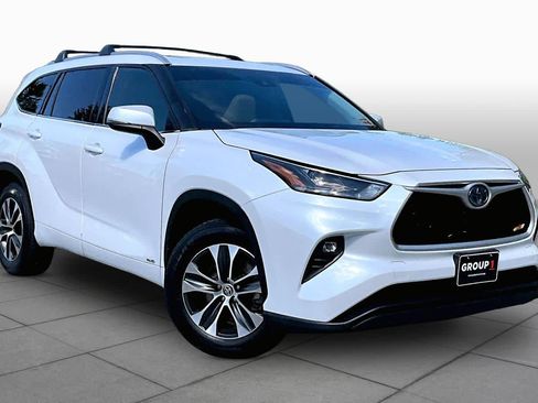 Used 2022 Toyota Highlander XLE AWD/4WD image 2