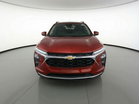 Used 2025 Chevrolet Trax LT image 2