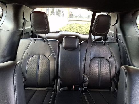 Used 2024 Chrysler Pacifica Limited FWD image 11