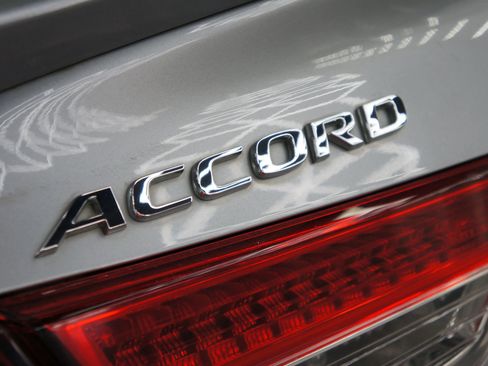 Used 2018 Honda Accord EX image 9