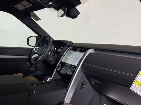 New 2026 Land Rover Discovery Dynamic SE image 18