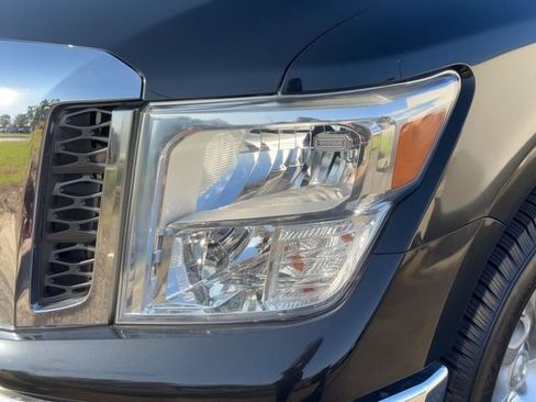 Used 2018 Nissan Titan SV w/ SV Convenience Package RWD image 9