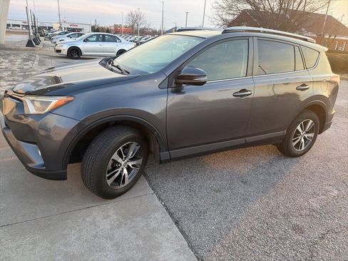 Used 2018 Toyota RAV4 XLE image 10