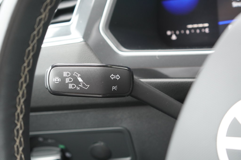 Used 2022 Volkswagen Tiguan SE AWD/4WD image 17