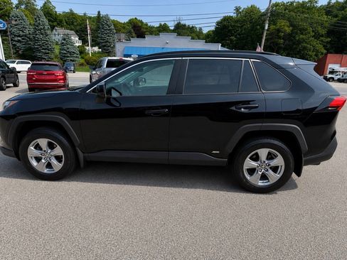 Used 2023 Toyota RAV4 LE AWD/4WD image 4