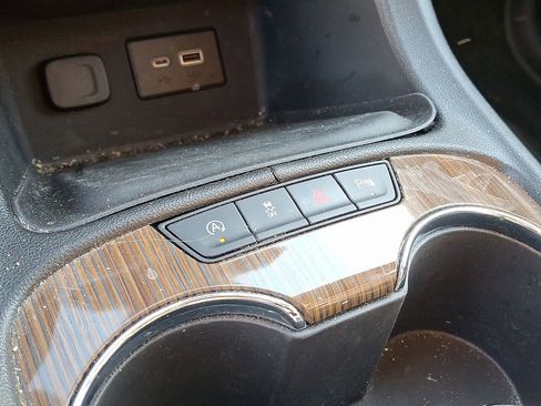 Used 2023 GMC Acadia SLE image 17