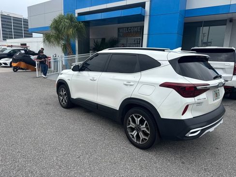 Used 2023 Kia Seltos EX AWD/4WD image 3