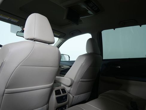 Used 2017 Honda Pilot Touring image 19