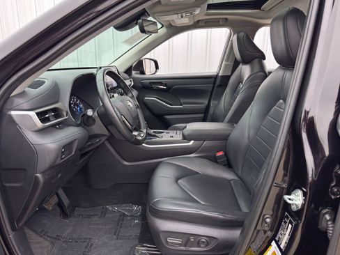 Used 2020 Toyota Highlander XLE image 16