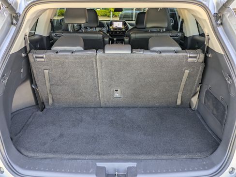 Used 2025 Toyota Highlander XLE FWD image 13
