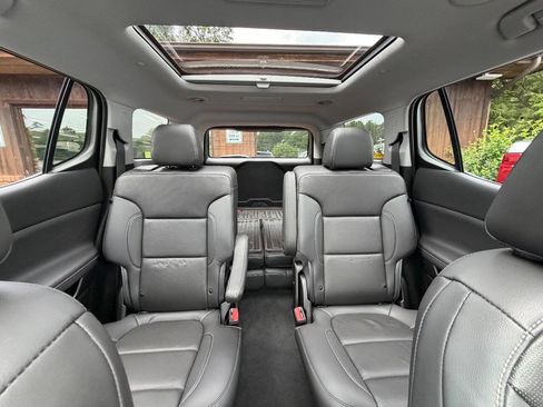 Used 2023 GMC Acadia SLT AWD/4WD image 30