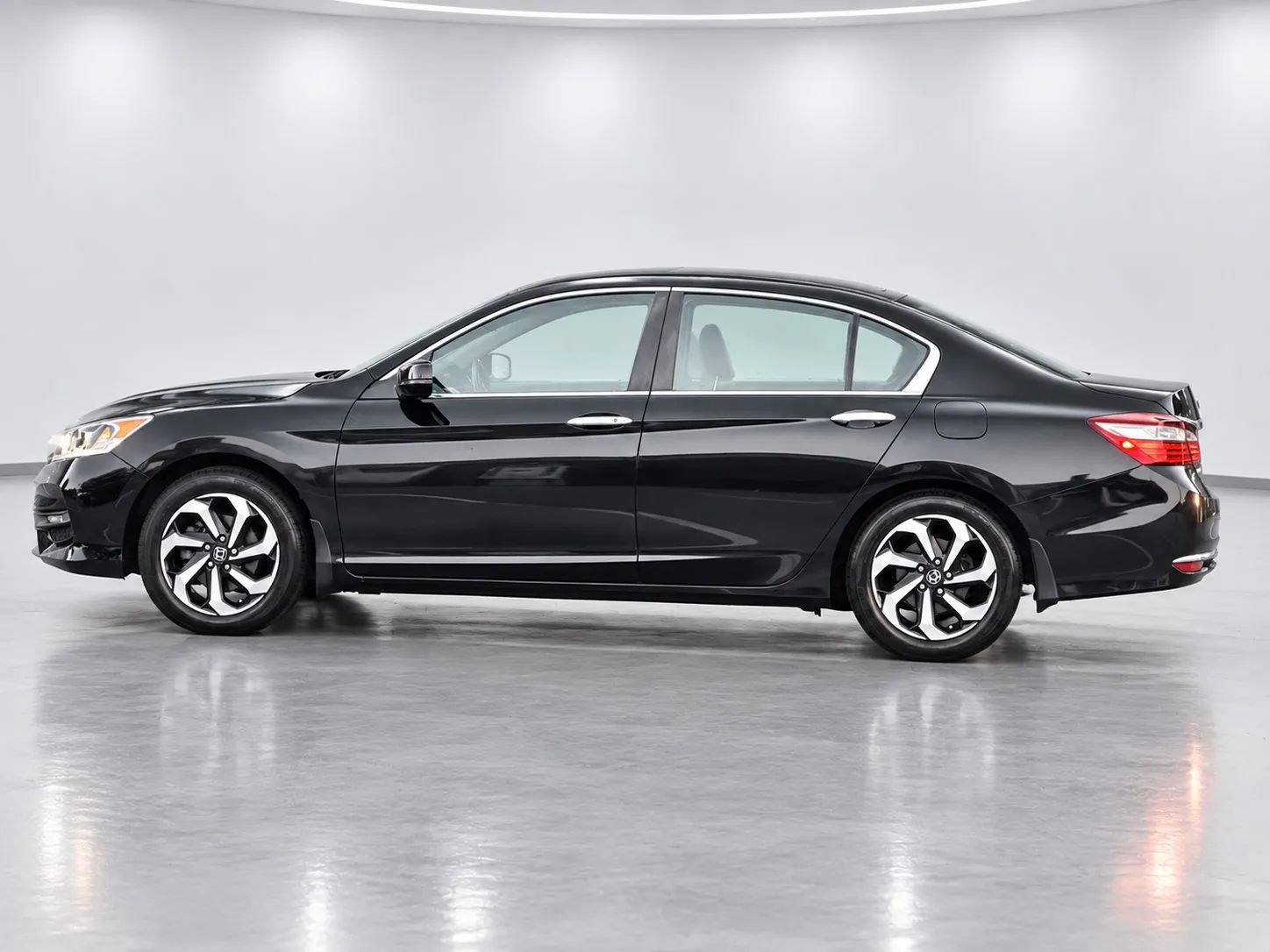 Used 2017 Honda Accord EX-L image 3