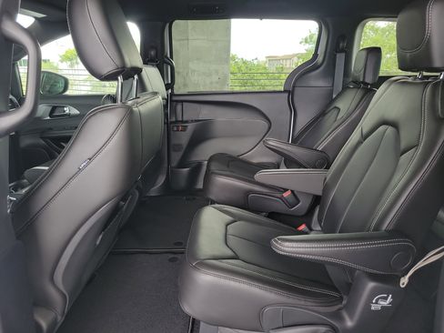 New 2026 Chrysler Pacifica Select image 9