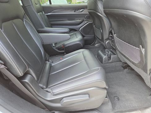 Used 2023 Jeep Grand Cherokee L Limited AWD/4WD image 16