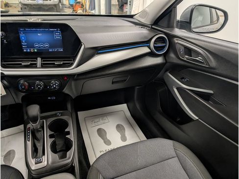 Used 2025 Chevrolet Trax LS w/ LS Convenience Package FWD image 13