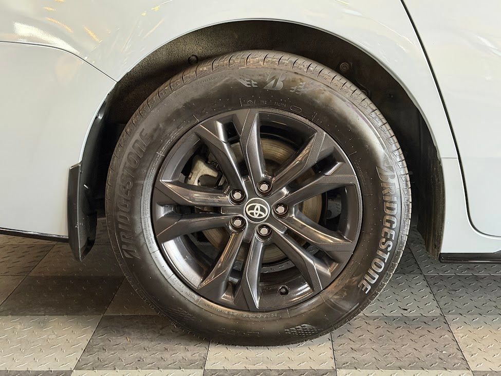 Used 2025 Toyota Sienna XSE AWD/4WD image 32