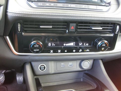 Used 2022 Nissan Rogue SV FWD image 19
