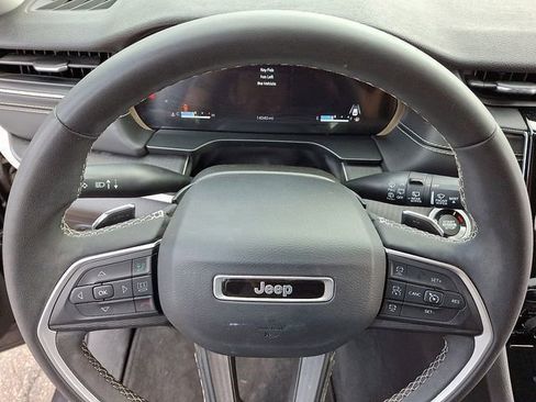 Used 2023 Jeep Grand Cherokee Laredo image 31