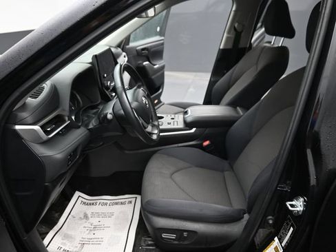 Used 2024 Toyota Highlander LE image 14