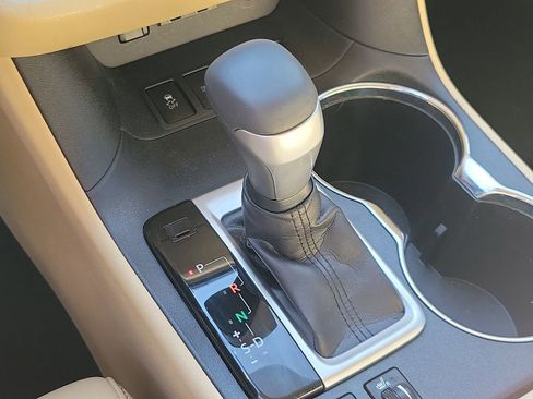 Used 2019 Toyota Highlander XLE FWD image 28