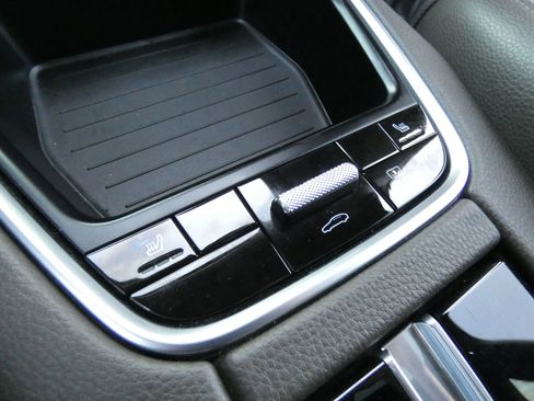 Used 2018 Porsche Panamera 4 image 49