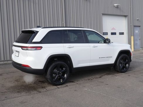 New 2025 Jeep Grand Cherokee Altitude image 10