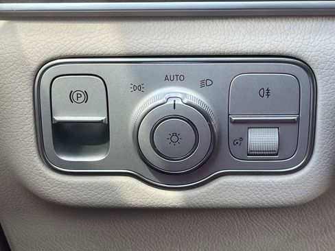 Used 2025 Mercedes-Benz GLE 350 4MATIC image 25