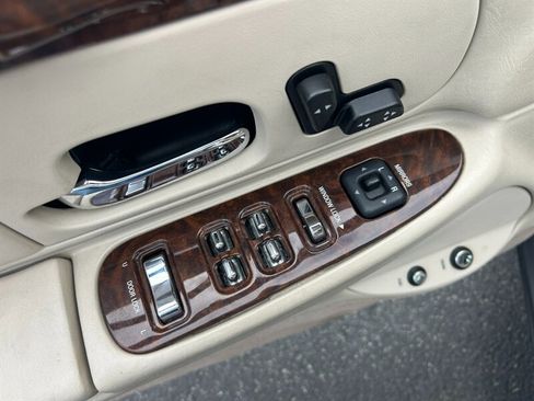 Used 2002 Lincoln Town Car Executive RWD image 13