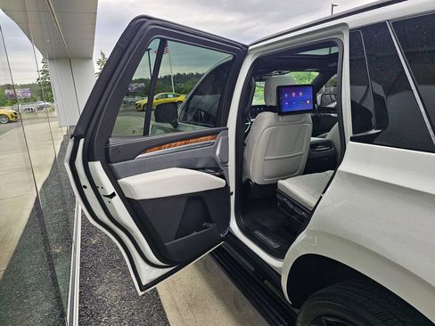 Certified 2025 Cadillac Escalade Sport Platinum AWD/4WD image 16