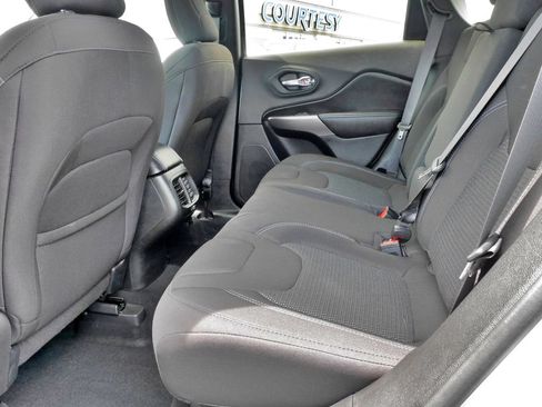 Used 2019 Jeep Cherokee Latitude w/ Popular Appearance Group AWD/4WD image 17