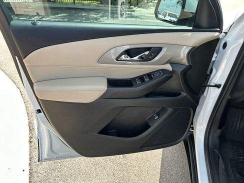 Used 2023 Chevrolet Traverse LT FWD image 15